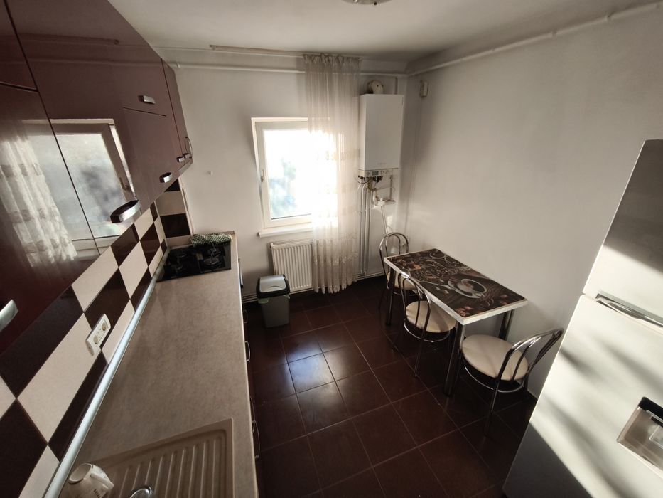 Apartament 3 camere de închiriat