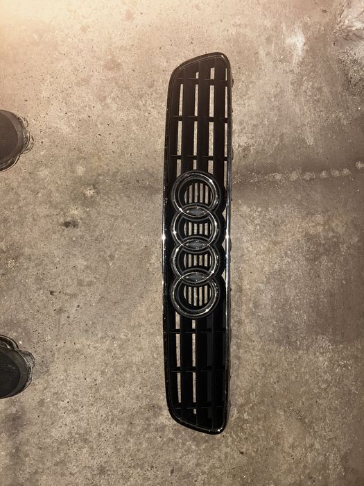 Решетка с емблема AUDI.