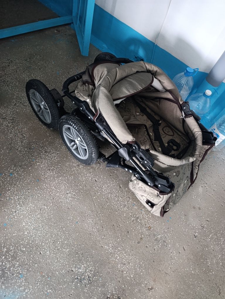 Продам зимнюю коляску
