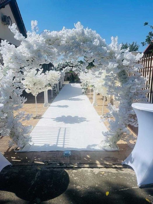 Aranjamente florale cort de inchiriat Inchiriez cort mese scaune flori