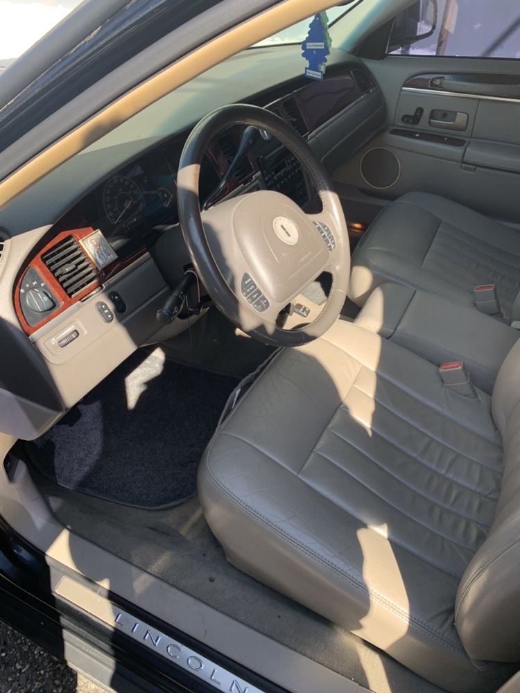Lincoln 2004 V8 sedan