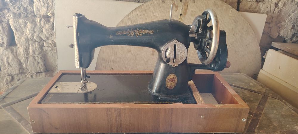 Швейная. Машина ..