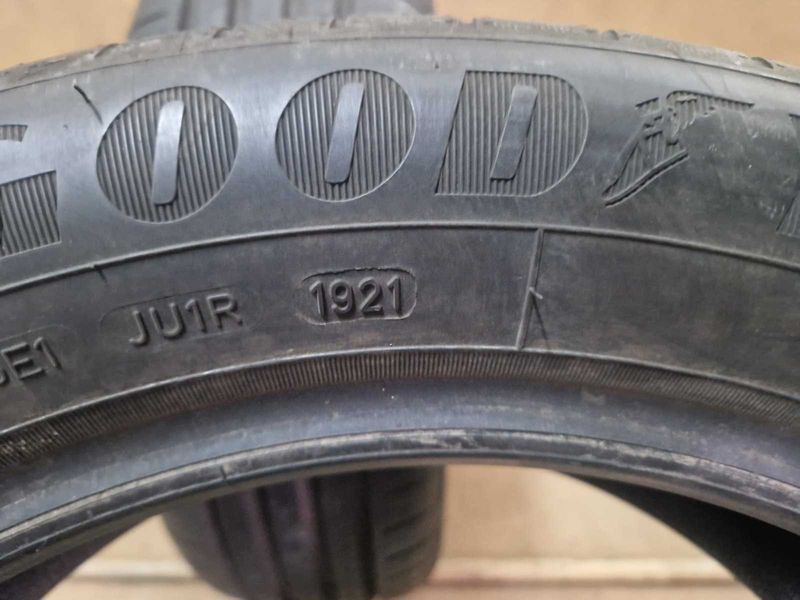 2 Goodyear R17 205/55
летни гуми
DOT1921