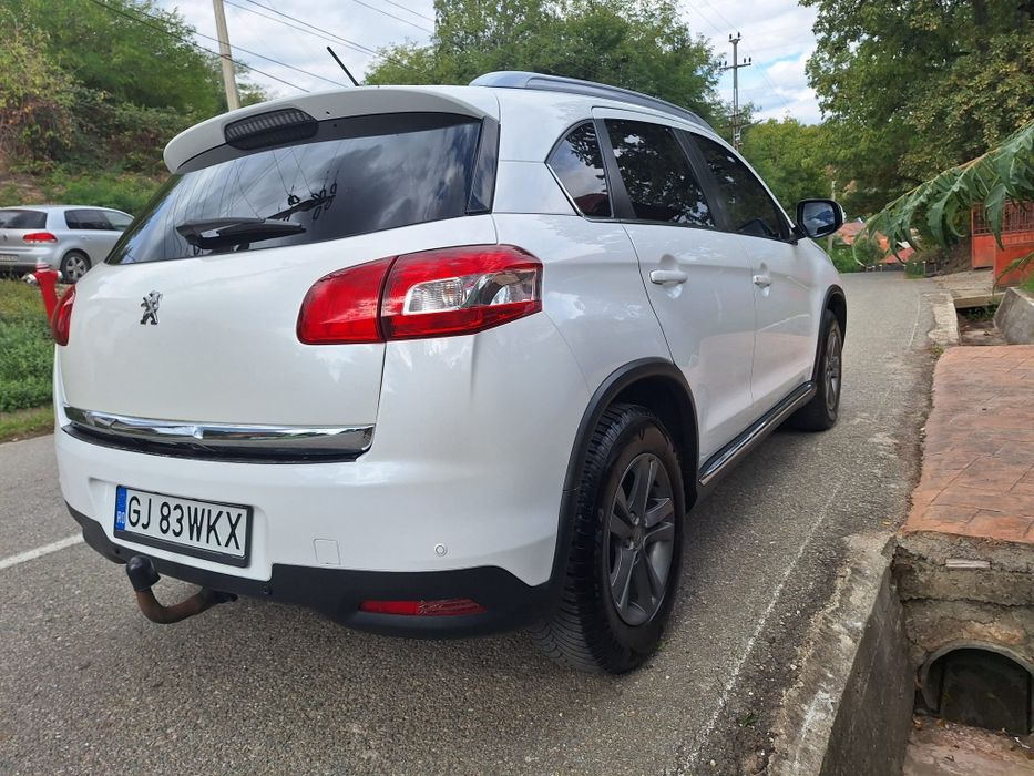 Vând Peugeot 4008 impecabil