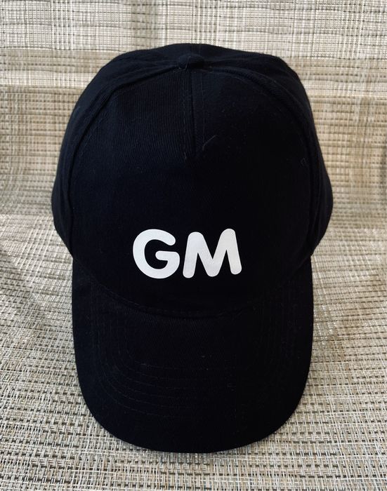 Модерна черна шапка бейзболка