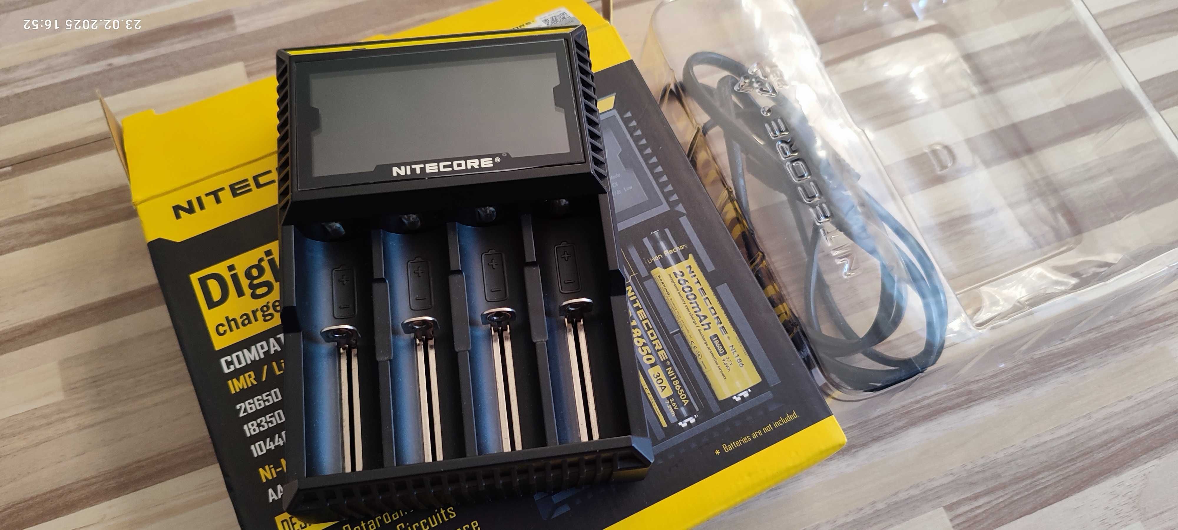 Универсално зарядно Nitecore D4