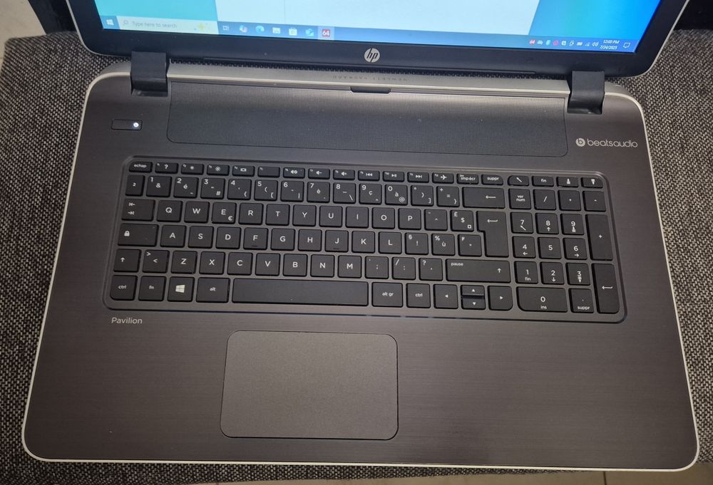vand laptop Hp Pavilion 17..17"..Amd A4 Quad..Radeon R3..Hard 1 TB..