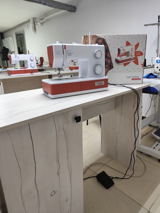 Продается швейные машинки bernette 05 crafter 4шт, и 4шт парты