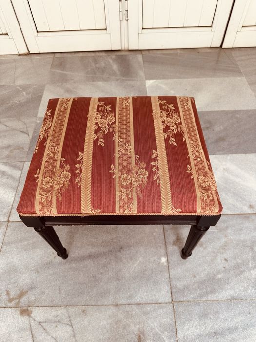 Класическа винтидж табуретка / пуф