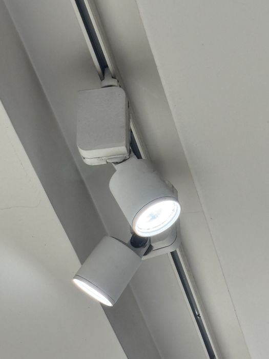 трековый (шинный) светильник марки AVOLUX.