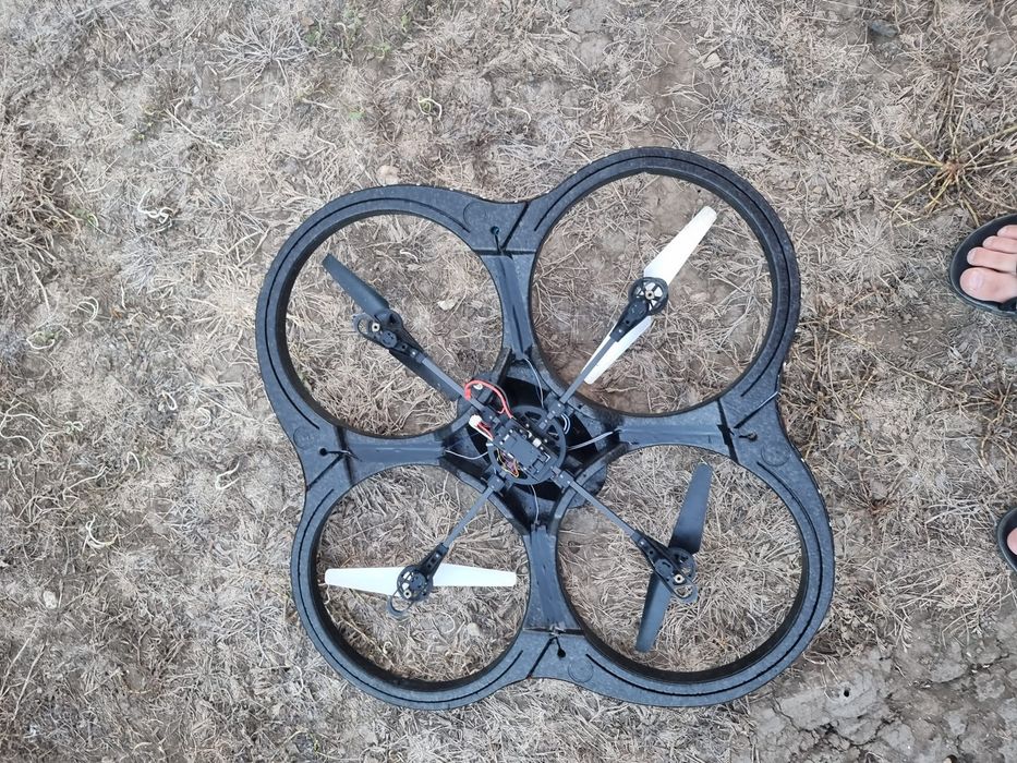 Dronă. Cu defect.