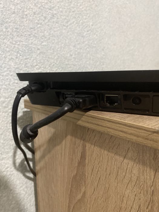 Конзола плейстейшен 4