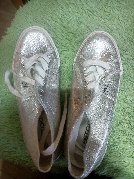Продаю конверсы новые размер 37