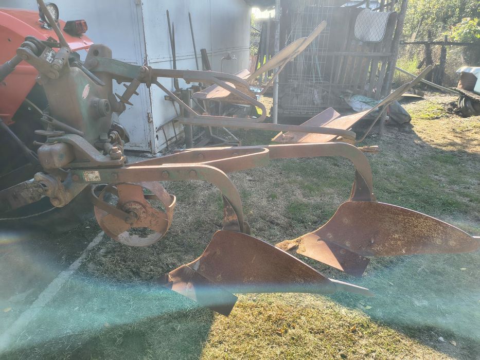 Plug reversibil cu două brazde