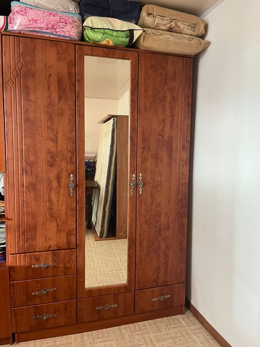 Большой шкаф с зеркалом