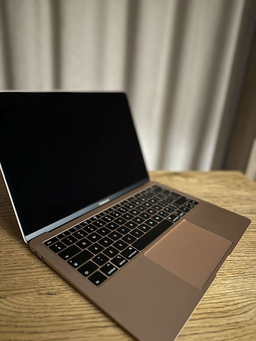 MacBook Air 13” 2019 gold