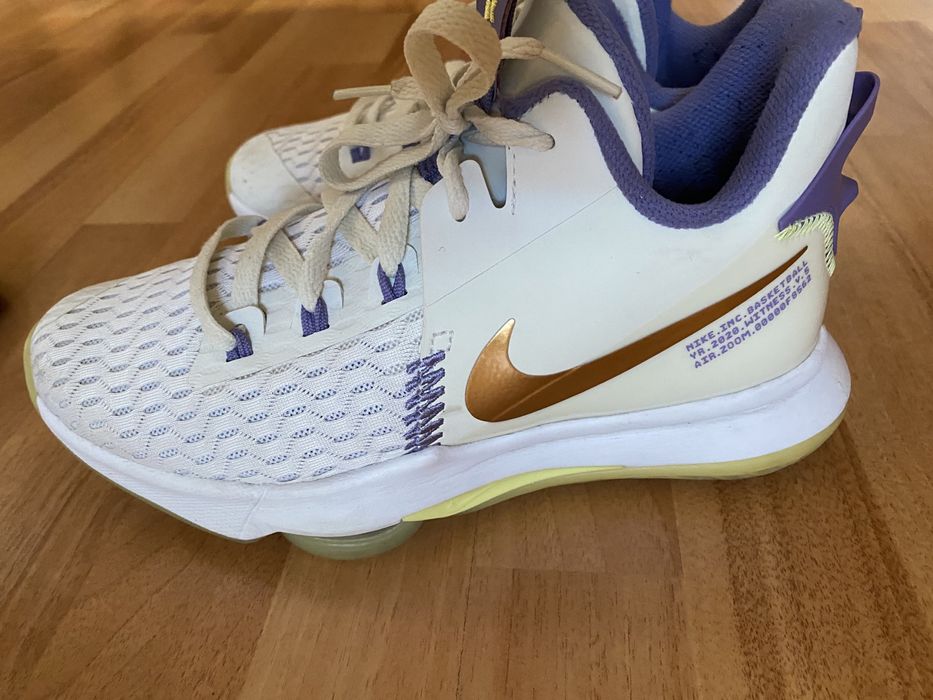 Vând Nike Lebron Witness 5 Basketball