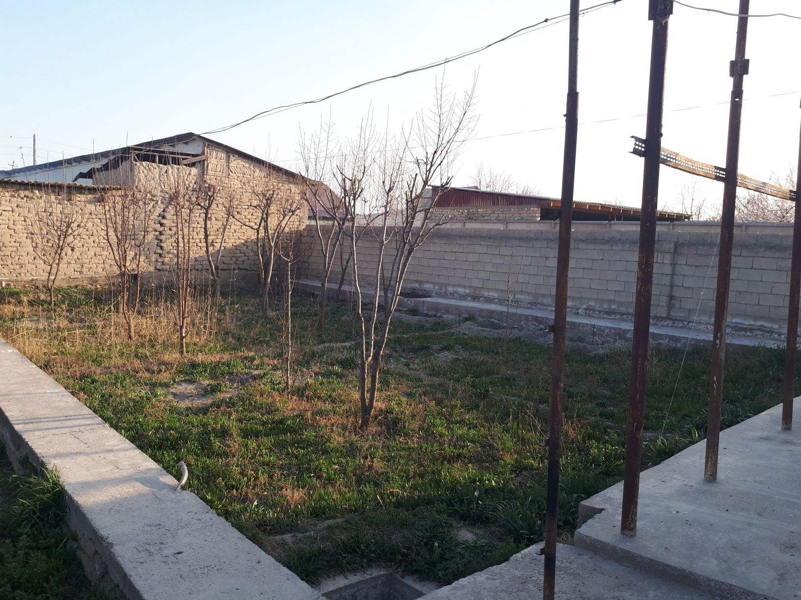 Sazanchik orqasidagi Navbahor dachalaridan 1-ko'chada 4 honalik 2 qava