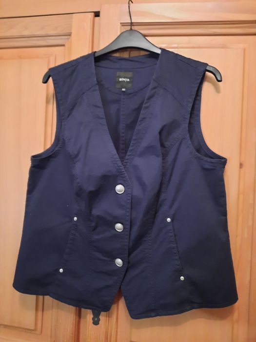 Vesta de dama Bonita cu buzunare și nasturi metalici
