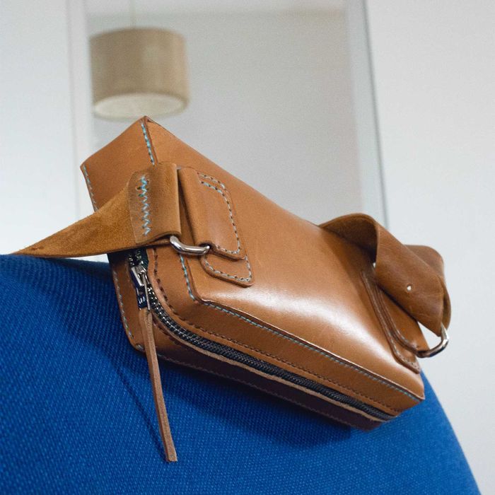 Genți din piele naturală lucrate manual