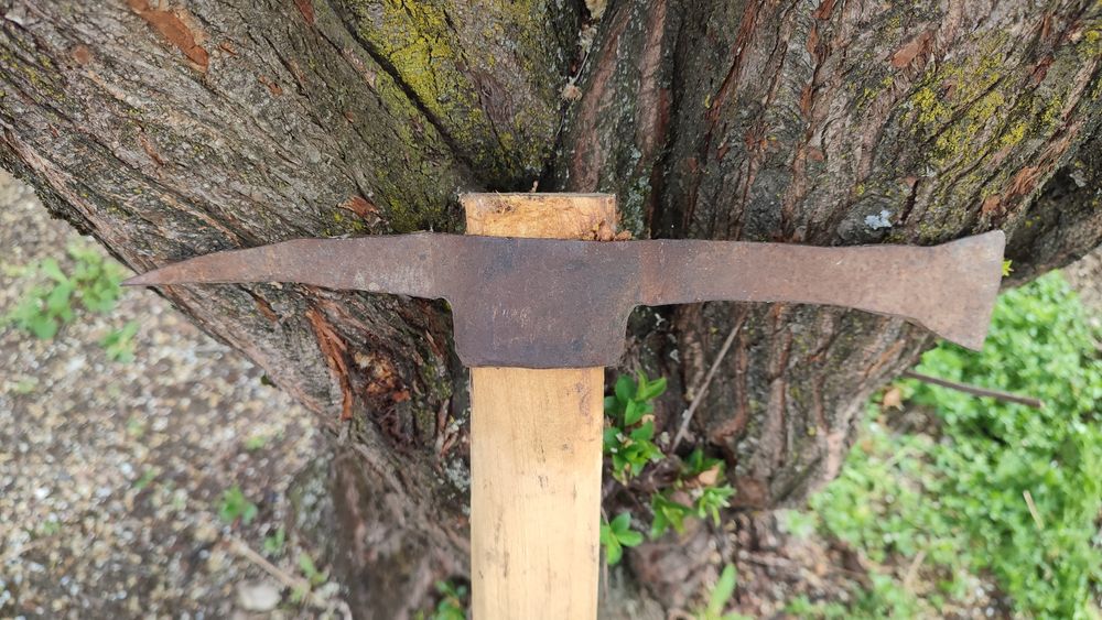 Târnăcop facut la forjă