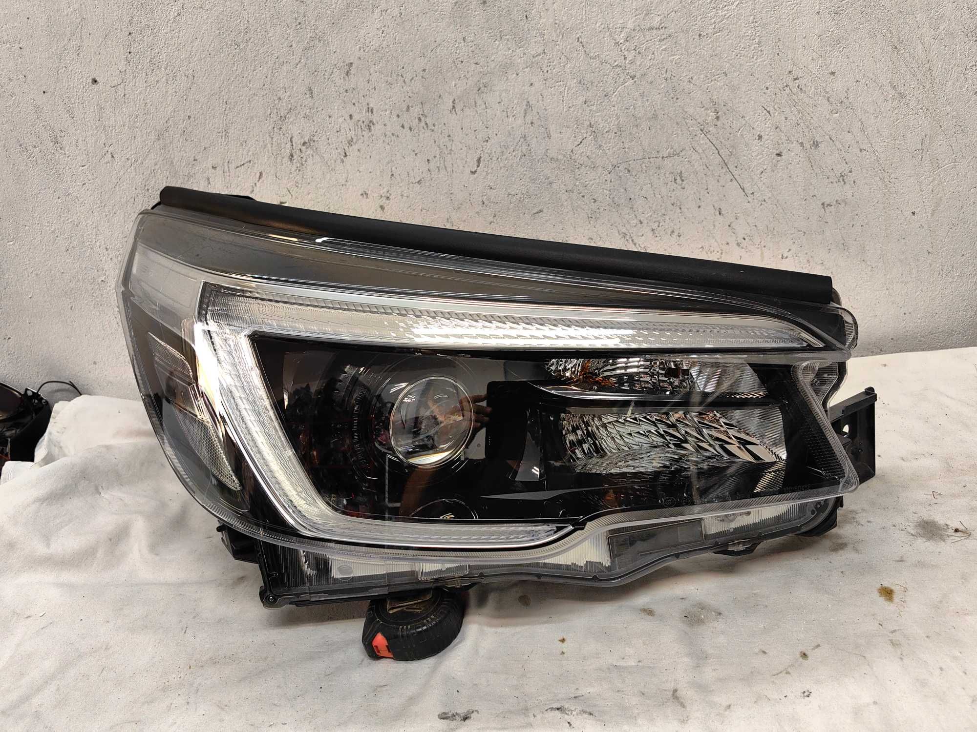 Оригинален фар Субару  Subaru Forester Full Led