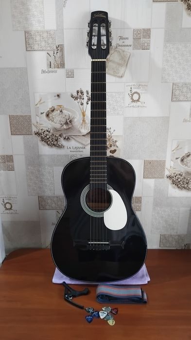 Продам Гитару с чехлом за 22000тг. Район Бурова.