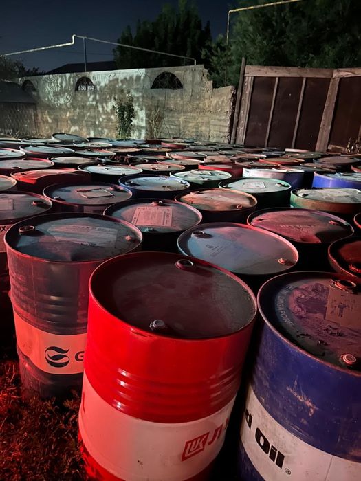 Бочки с отработонным маслом машин