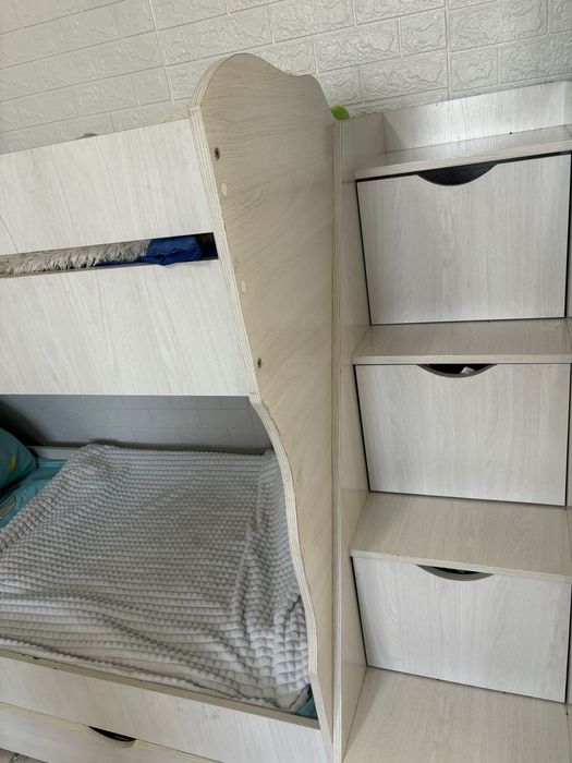 Трехярусная кровать