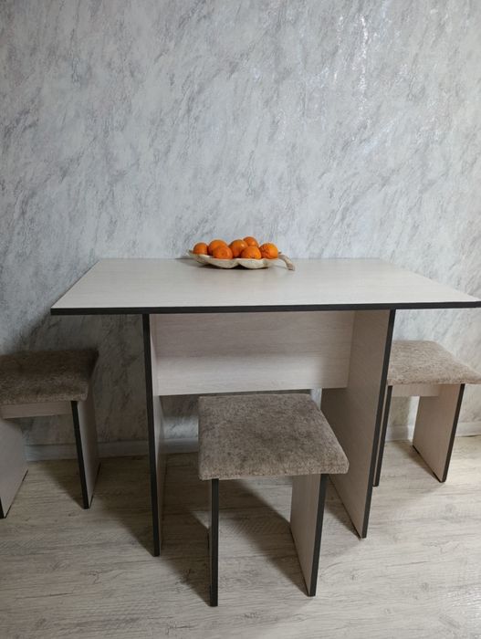 Стол кухонный 4 табурета