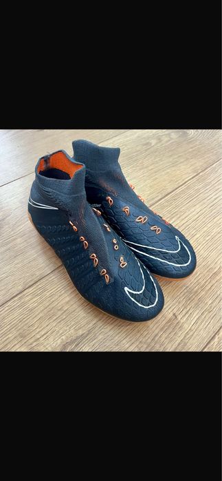 Ghete de fotbal Nike,iarbă.