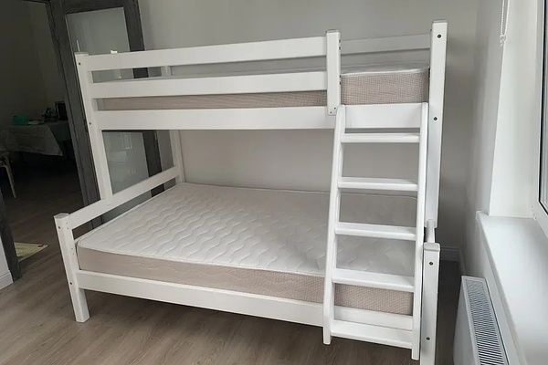 Продам качественную двухъярусную кровать с матрасами