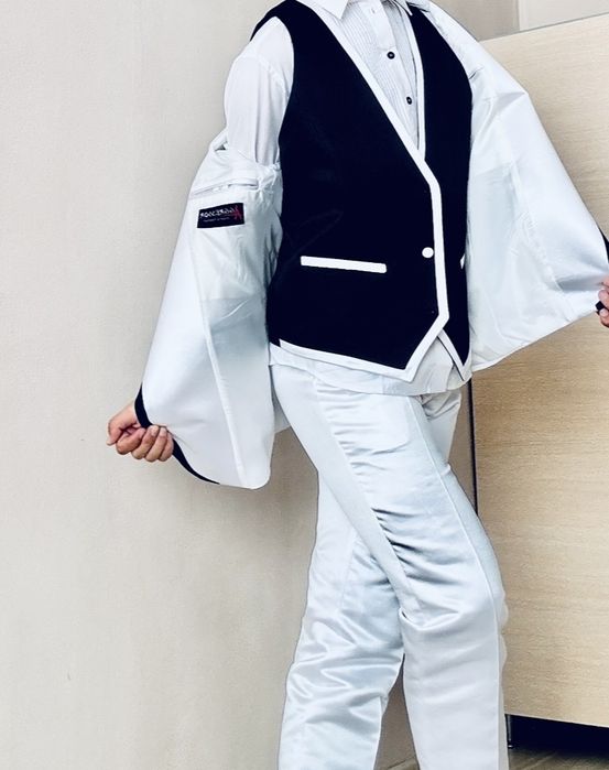 Продавам костюм цена 300 лв