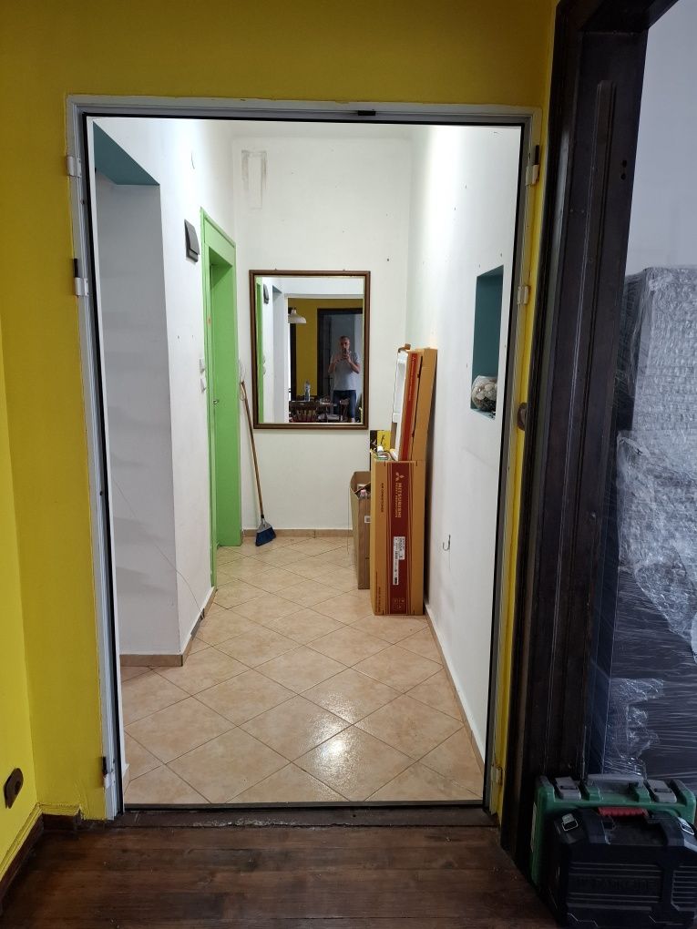 Метална врата със много хубава ключалка и патрон