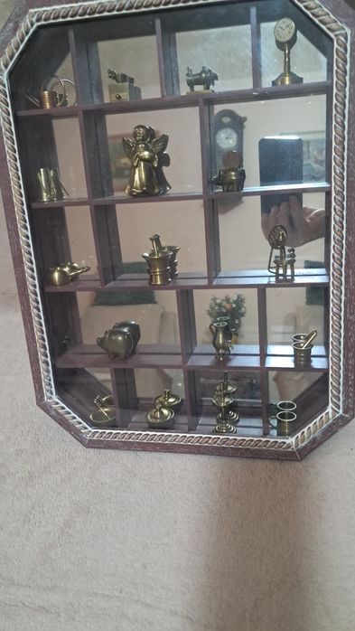 Vitrina cu 17 miniaturi din bronz