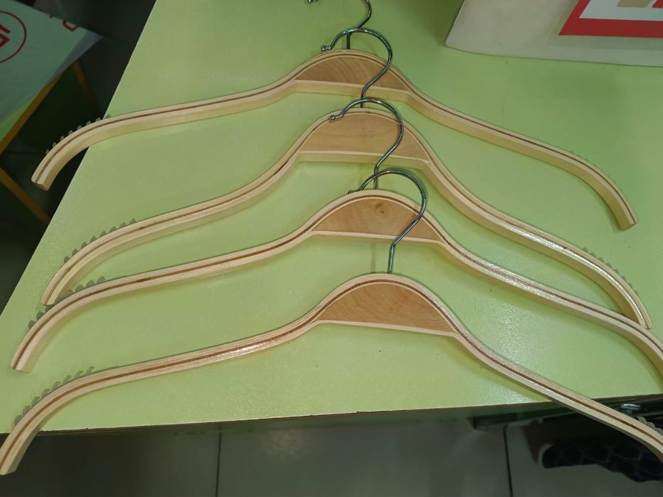 Деревянные вешалки