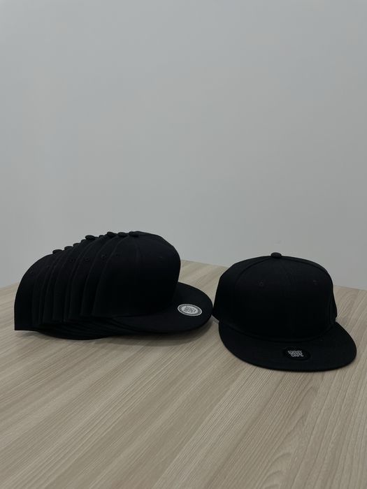 Черные кепки с прямым козырьком