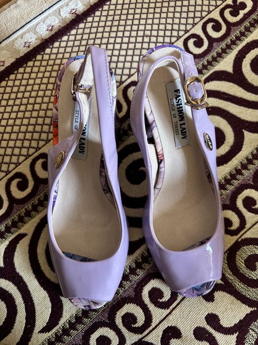 Аяк киім сатылады