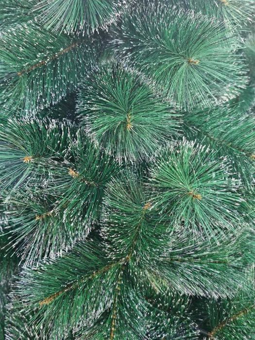 Коледна елха с бели заскрежени връхчета. С пластмасова стойка