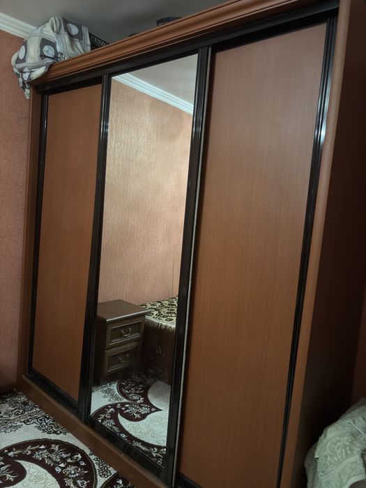 Шкаф сотилади полкали