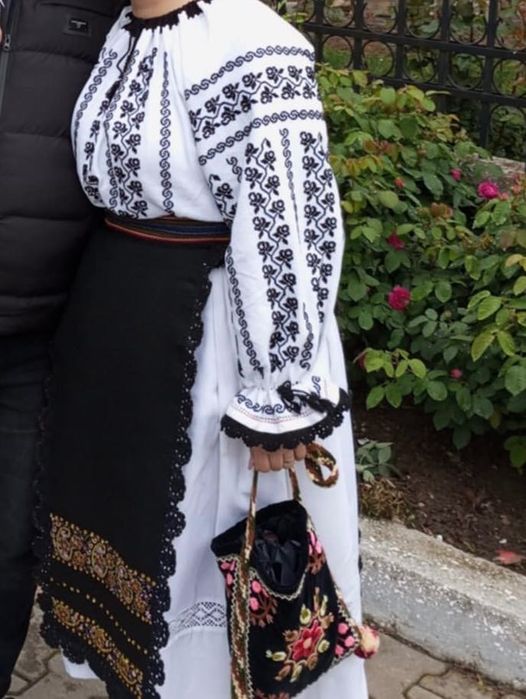 Costum tradițional romanesc - cusut manual