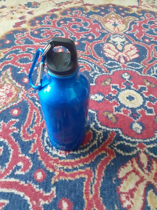 Продавам нова бутилка с карабинер 350мл - синя на цвят