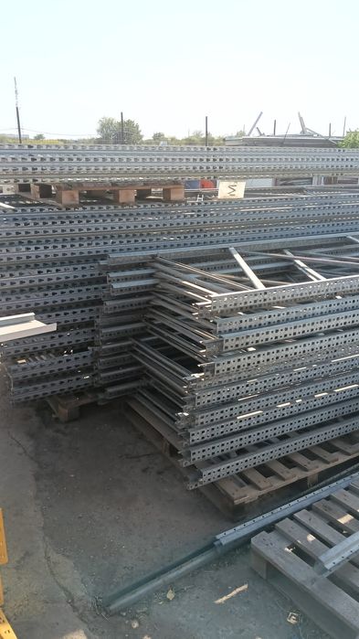 Vindem rafturi metalice