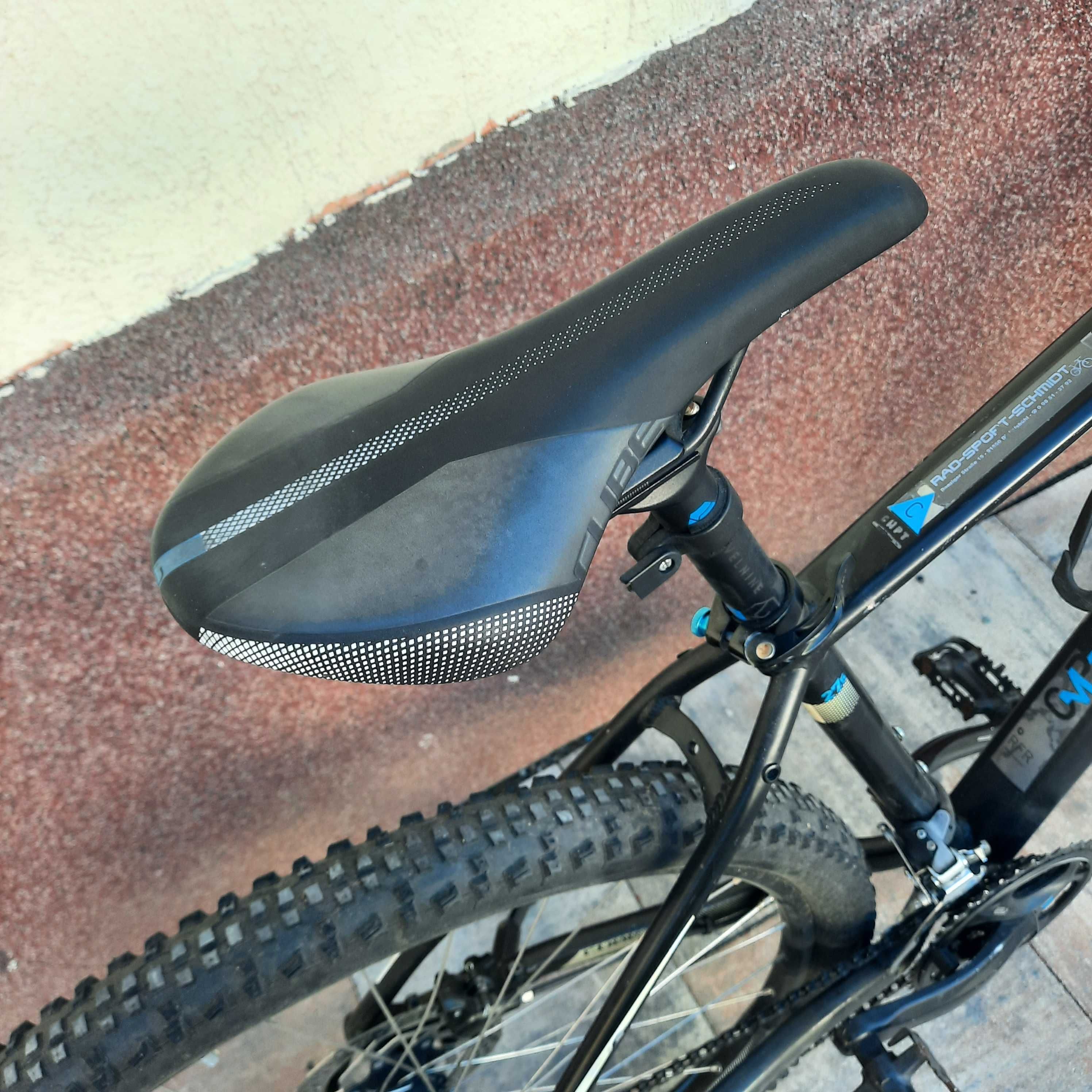 Bicicletă CUBE cu roti de 27,5 inch