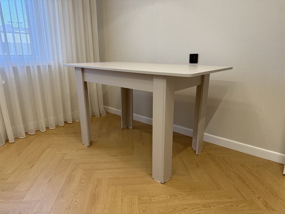 Стол из ЛДСП почти новый