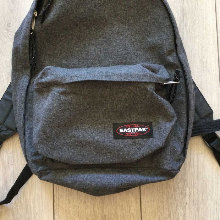 НОВА оригинална тъмно сива водоустойчива раница EASTPAK от Германия