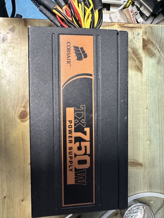 Corsair TX750W sursa alimentate!