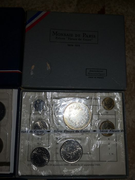 Vând lot cutii de monede "Fleurs de coins"