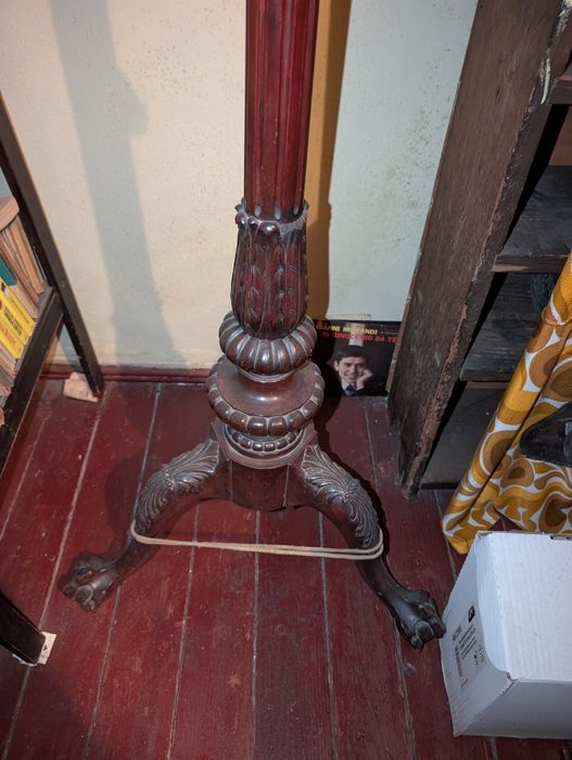 Lampadar cu picior de lemn