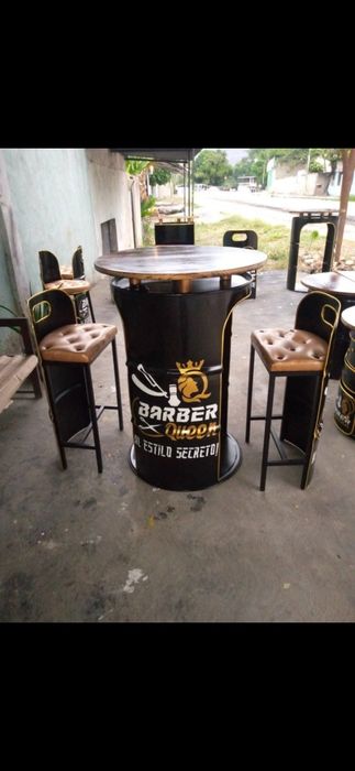 Mobilier industrial metalic realizat din butoi metalic cu mare stil